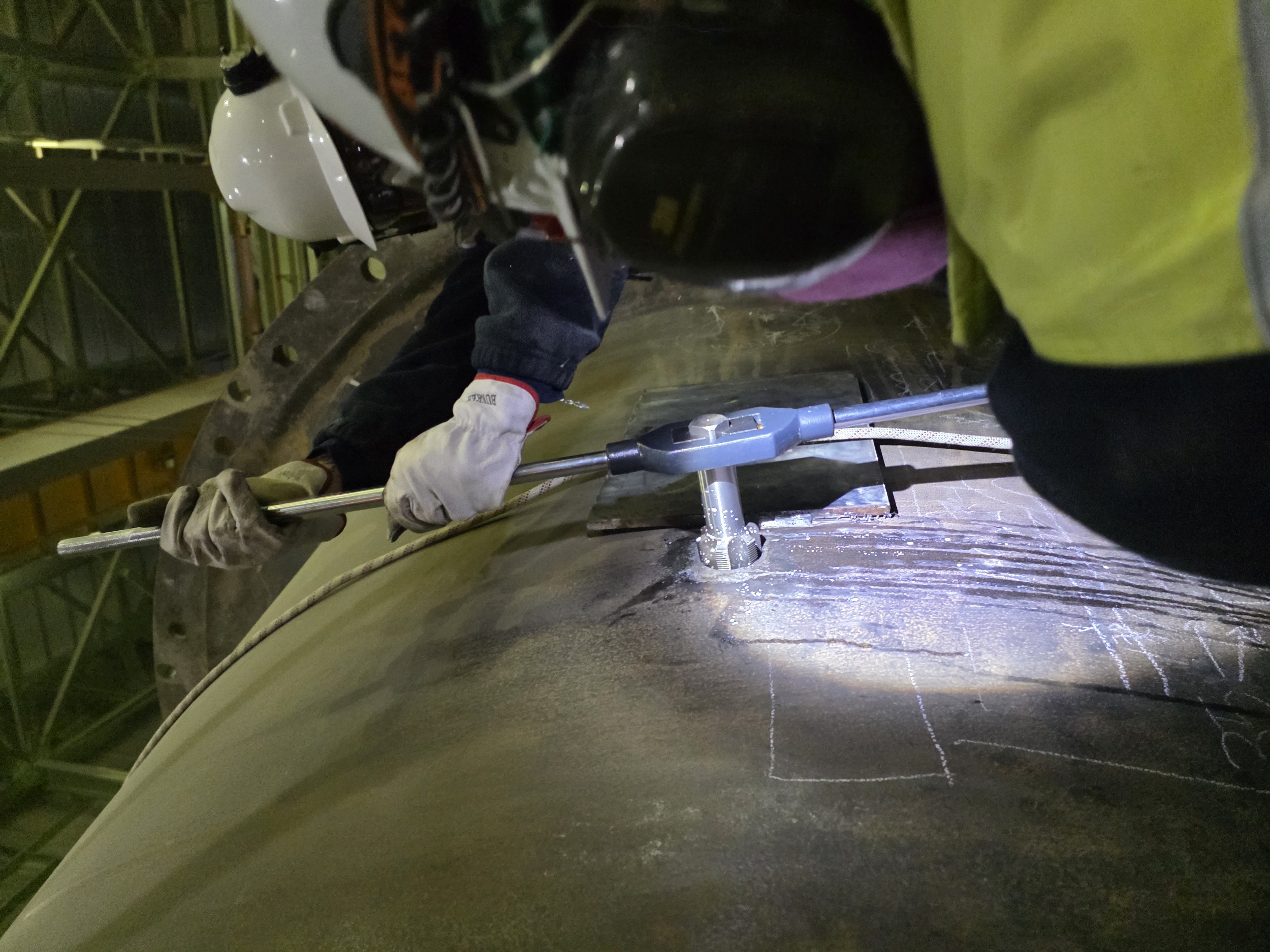 Verificación de pernos y torque en el Trunnion Bearing